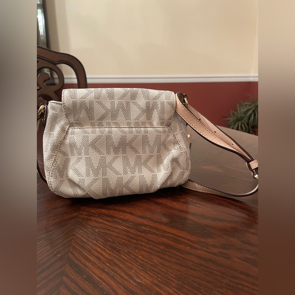 Mini Micheal Kors bag with beige and gold accents! - Picture 2 of 4